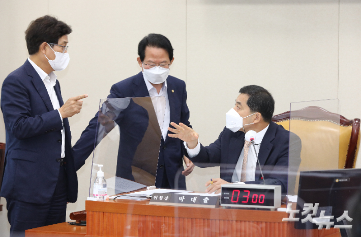 1일 서울 여의도 국회에서 열린 기획재정위원회 전체회의에서 오른쪽부터 박대출 위원장과 류성걸 국민의힘 간사, 신동근 더불어민주당 간사와 대화를 나누고 있다. 윤창원 기자