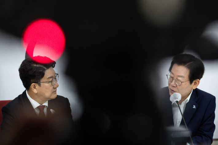 더불어민주당 이재명 대표가 지난달 31일 서울 여의도 국회에서 국민의힘을 찾아 권성동 원내대표와 대화를 하고 있다. 윤창원 기자