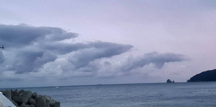 1일 제11호 태풍 힌남노의 북상을 앞두고 부산 해운대와 오륙도 앞바다에 낮게 깔린 구름이 돌고래떼를 연상시키고 있다. 연합뉴스