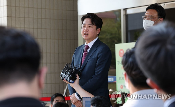 국민의힘 이준석 전 대표가 8월 17일 오후 서울남부지법에서 당 비상대책위원회 효력을 정지해달라며 낸 가처분 신청 사건의 심문을 마친 뒤 취재진의 질문에 답변하고 있다. 연합뉴스