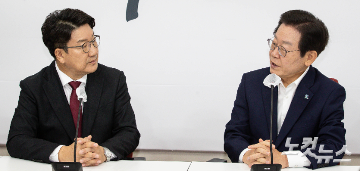 더불어민주당 이재명 대표가 31일 서울 여의도 국회에서 국민의힘을 찾아 권성동 원내대표와 대화를 하고 있다. 윤창원 기자