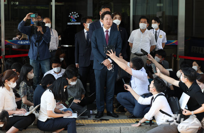 국민의힘 이준석 전 대표가 지난 8월 17일 오후 서울남부지법에서 당 비상대책위원회 효력을 정지해달라며 낸 가처분 신청 사건의 심문을 마친 뒤 취재진의 질문에 답변하고 있다. 