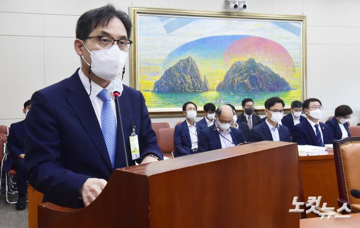 한기정 후보자가 2일 서울 여의도 국회 본관 604호에서 열린 국회 정무위원회, 공정거래위원회 위원장 후보자 인사청문회에 출석, 후보자 발언을 하고 있다.상법·보험업 분야 권위자로 알려진 한 후보자는 1964년 서울태생으로 서울 양정고, 서울대 법대(공법학 전공)를 졸업 후 영국 케임브리지대에서 보험법 전공으로 법학박사 학위를 취득, 1997년부터 2000년 한림대 법학과 조교수·법학연구소장, 2000년부터 2007년까지 이화여대 법과대학 조교수·부교수를 지냈으며, 금융감독원·재경경제부·법무부 등 다양한 정부 기관 및 정부 위원회에서 활동했다.한 후보자는 조국 전 법무부 장관, 원희룡 국토교통부 장관 등과 함께 서울법대 82학번 동문으로 79학번인 윤석열 대통령과 선후배 지간으로 알려졌다.