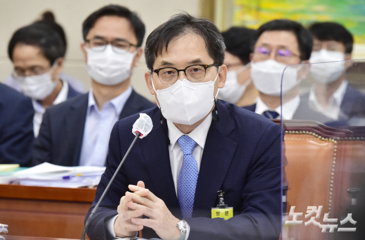 한기정 공정거래위원장 후보자가 2일 서울 여의도 국회에서 열린 정무위원회의 인사청문회에서 의원 질의에 답변을 하고 있다. 윤창원 기자