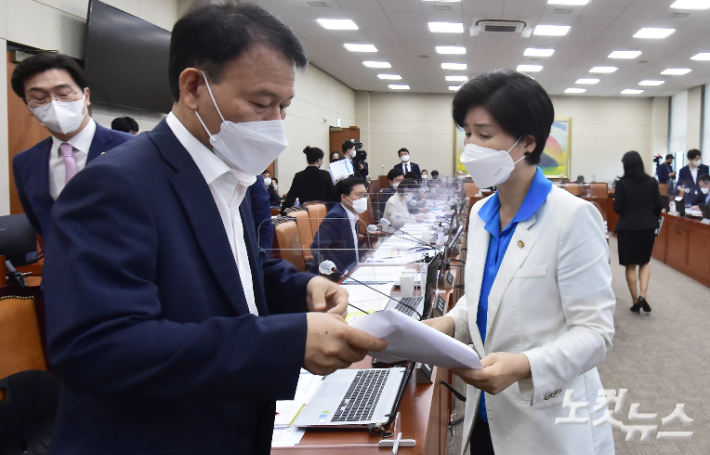 2일 서울 여의도 국회에서 열린 정무위원회 한기정 공정거래위원장 후보자 인사청문회에서 백혜련 위원장과 윤한홍 국민의힘(여당) 간사가 한 후보자의 자료 제출 미비로 회의가 정회되자 대화를 하고 있다. 윤창원 기자