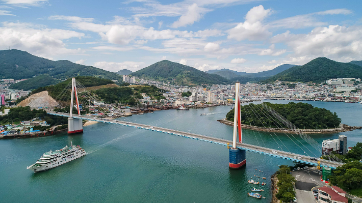 여수시가 제11호 태풍 '힌남노'의 북상에 따라 돌산대교 등 해상특수교량의 통행이 제한될 수 있음을 예고했다. 여수시 제공