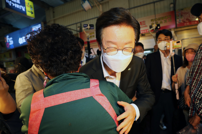 이재명 더불어민주당 대표가 2일 오후 광주 서구 양동시장을 찾아 상인들과 인사를 나누고 있다. 연합뉴스