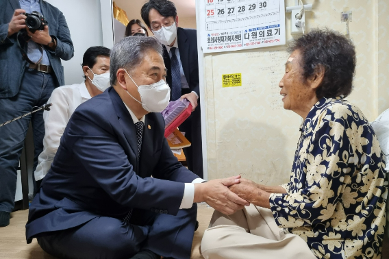 박진 외교부 장관이 2일 일제강점기 강제동원 피해자 양금덕 할머니를 만나 이야기를 나누고 있다. 일제강제동원시민모임 제공