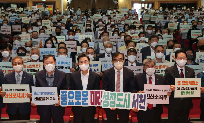 2일 서천군을 방문한 김태흠 충남지사(왼쪽 세번째)가 김기웅 서천군수(왼쪽 네번째) 등과 함께 서천을 생태복원 국가모델로 육성하는 방안 등을 논의했다. 충남도 제공