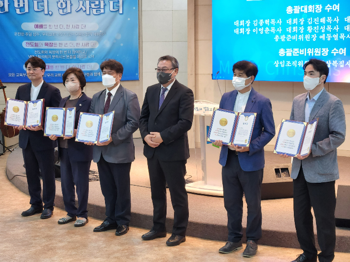 예동열 울산시민문화재단 이사장이 총괄준비위원장 겸 대표조직위원장으로, 이상복 울산시민문화재단 부이사장을 상임조직위원장으로 위촉됐다. 사진 울산크리스마스트리문화축제조직위원회 제공