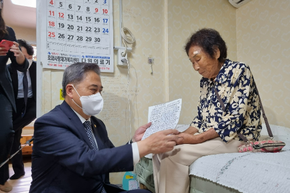 박진 외교부 장관이 2일 일제강점기 강제동원 피해자 양금덕 할머니를 만나 이야기를 나누고 있다. 일제강제동원시민모임 제공