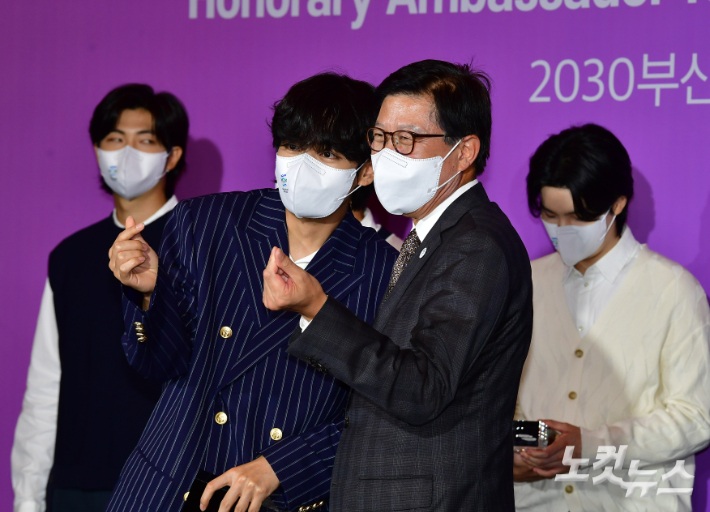 박형준 부산시장이 서울 용산 하이브에서 열린 '2030부산세계박람회 홍보대사 위촉식'에서 BTS 뷔와 기념촬영을 하고 있다. 박종민 기자