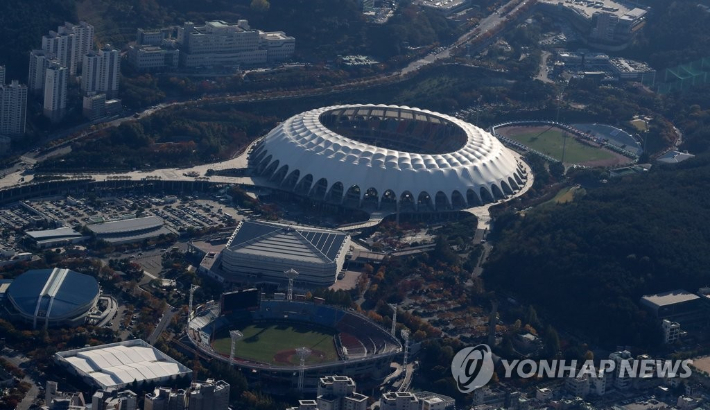 '2030 월드엑스포' 부산 유치를 기원하는 방탄소년단(BTS)의 공연장소가 부산 아시아드주경기장(사진)으로 바뀌었다. 연합뉴스