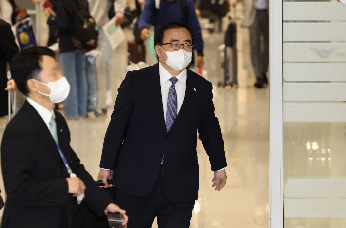 김성한 대통령실 국가안보실장이 미국 하와이에서 열린 한미일 안보수장 회동을 마치고 2일 오후 인천국제공항 제2여객터미널을 통해 귀국하고 있다. 연합뉴스