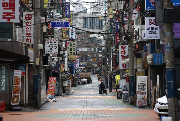 코로나19 확산세가 거세던 2020년 11월 한산한 신촌 연세로 인근 거리. 연합뉴스