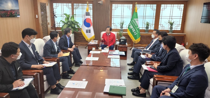 홍준표 대구시장(가운데)와 김진열 군위군수(왼쪽 네번째)가 2일 산격청사에서 만나 군위군 대구편입 법률안 처리와 관련한 의견을 나누고 있다. 군위군 제공