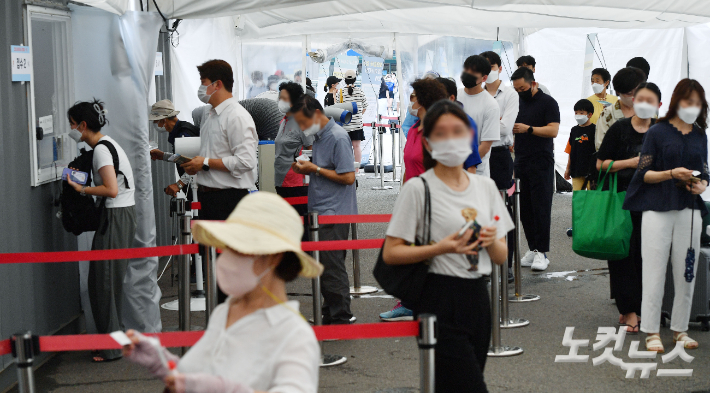 선별진료소에서 시민들이 검사를 받기 위해 대기하고 있다. 류영주 기자
