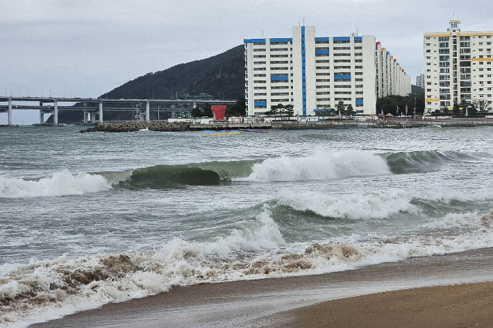 제11호 태풍 힌남노가 '강'인 상태에서 6일 오전 9시, 부산 남서쪽 70km 근처에 상륙할 것으로 보여 부산에 큰 피해가 예상된다. 부산 광안리 모습 자료사진 송호재 기자