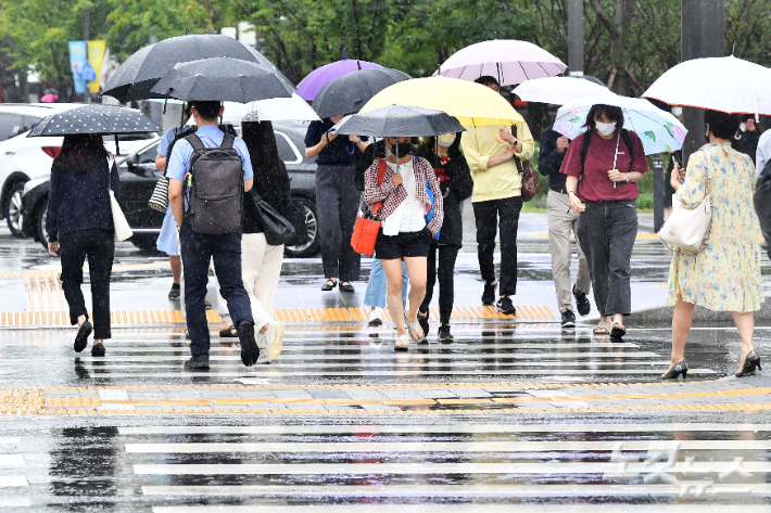 우산을 쓴 시민들이 발걸음을 재촉하고 있다. 류영주 기자