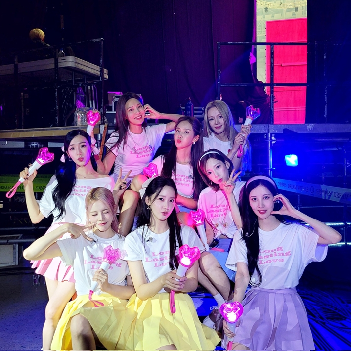 소녀시대가 3일 저녁 서울 송파구 올림픽공원 체조경기장에서 단독 팬 미팅을 열어 팬들을 만났다. 소녀시대 공식 트위터