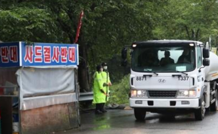 지난달 16일 경북 성주 사드(THAAD·고고도미사일방어체계) 기지 진입로에서 식수 등을 실은 차들이 오가는 모습. 연합뉴스