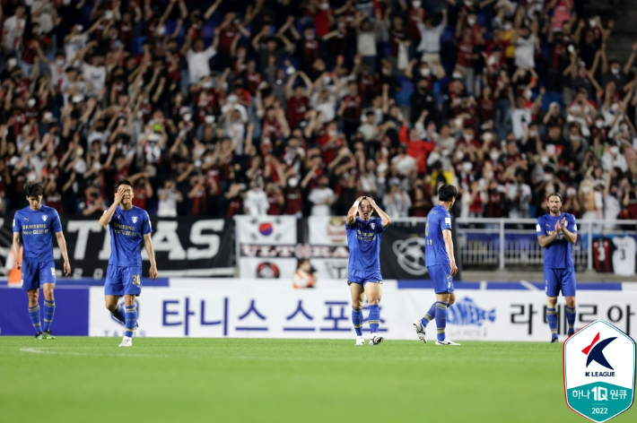 지난 슈퍼매치에서 FC서울에 실점한 뒤 아쉬워 하는 수원 삼성 선수들. 한국프로축구연맹