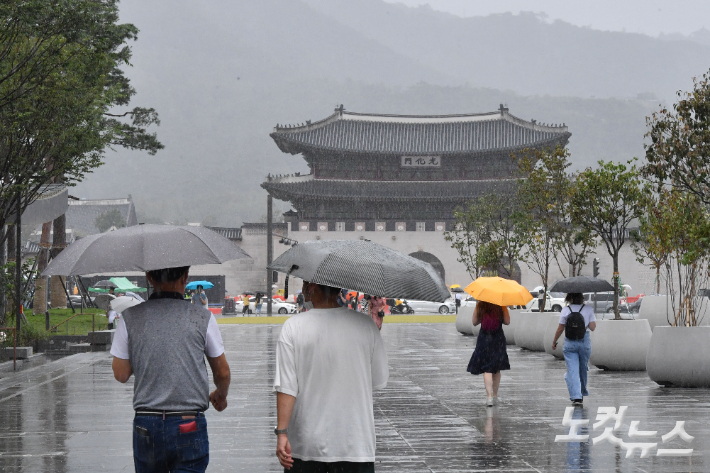 태풍 '힌남노'의 간접 영향으로 전국 대부분 지역에 강한 비가 내리는 4일 오전 서울 종로구 광화문 광장에 우산을 쓴 시민들이 발걸음을 재촉하고 있다. 류영주 기자