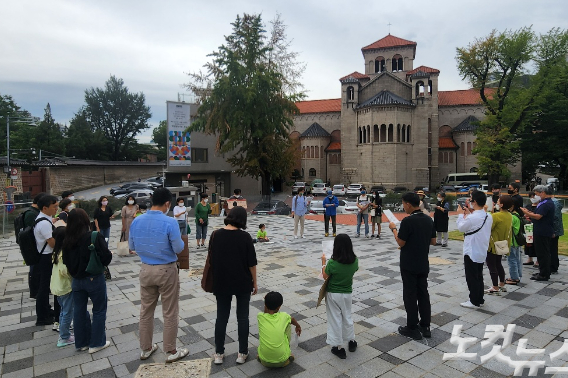 4일, 서울 중구 대한성공회 서울주교좌성당 앞에서 열린 기후위기 걷기 기도회.