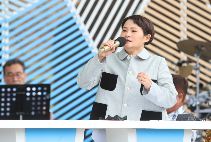 지난 3일 오후 대구 달서구 코오롱 야외음악당에서 열린 KBS 1TV '전국노래자랑' 녹화에서 새 MC를 맡은 김신영이 첫 진행을 하고 있다. 연합뉴스