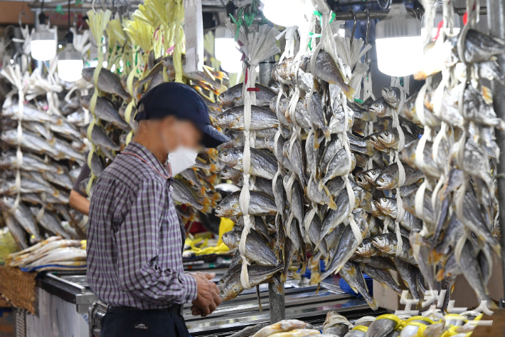 추석 연휴를 앞둔 주말인 4일 오후 서울 동대문구 경동시장에 제수용품인 굴비가 진열돼 있다. 류영주 기자