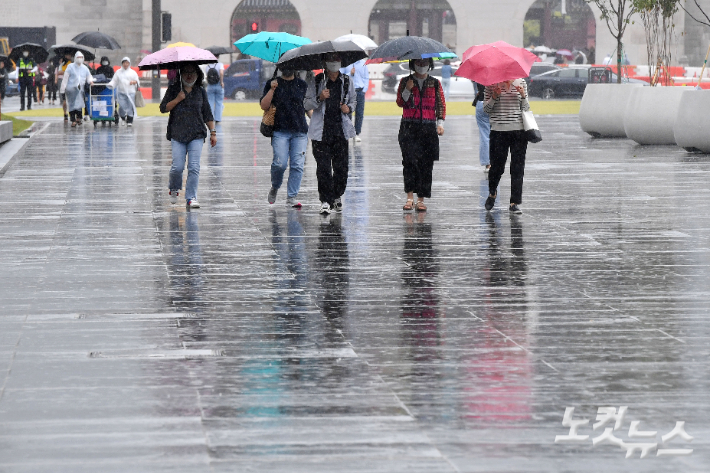 태풍 '힌남노'의 간접 영향으로 전국 대부분 지역에 강한 비가 내리는 4일 오전 서울 종로구 광화문 광장에 우산을 쓴 시민들이 발걸음을 재촉하고 있다. 류영주 기자