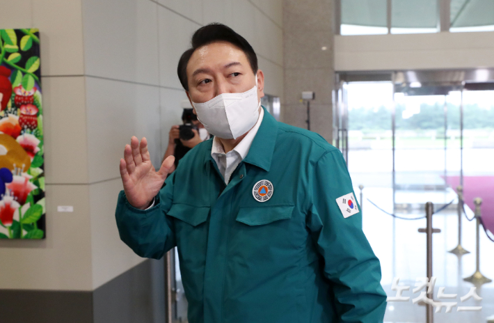 윤석열 대통령이 5일 오전 서울 용산 대통령실 청사로 출근하며 기자들과 질의응답을 하고 있다. 