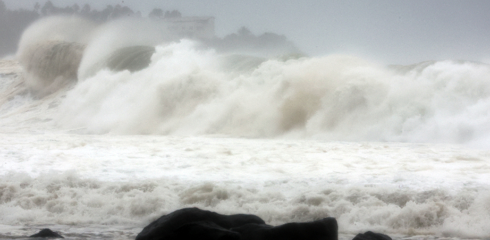 태풍 힌남노가 한반도를 향해 북상 중인 5일 오전 제주도 서귀포 해안에 파도가 치고 있다. 제주지방기상청은 이날 오전 8시 제주도 육상 전역과 제주도 앞바다에 태풍경보를 발효했다.연합뉴스
