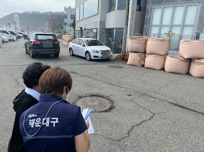 부산 해운대구는 제11호 태풍 힌남노 북상에 따라 해안지역 상가 150여 곳에 대피 권고를 내렸다. 사진은 관련 공문과 안내문을 전달하는 모습. 부산 해운대구 제공