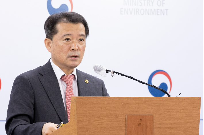 유제철 환경부 차관이 5일 정부세종청사에서 순환경제 활성화 방안에 대해 브리핑하고 있다. 환경부 제공