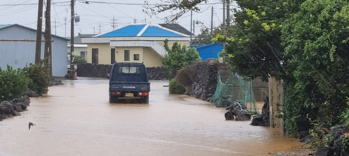 제주 서귀포시 대정읍 마을 도로가 물에 잠겼다. 제주도소방안전본부 제공