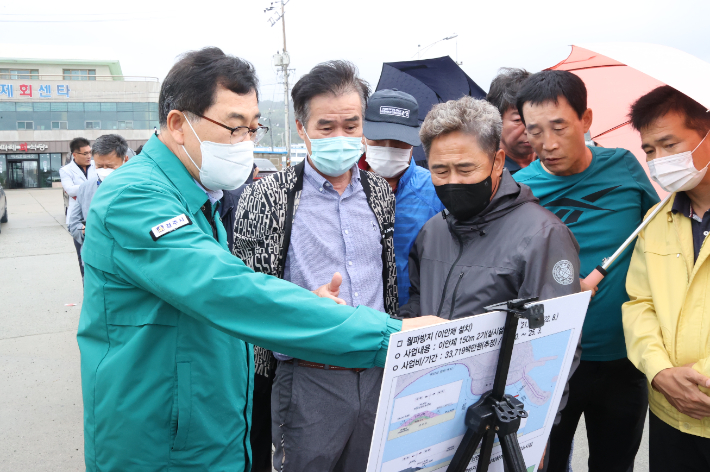 주낙영 경주시장이 감포항 친수공간 복구현장 찾아 태풍 대비 안전점검을 실시하고 있다. 경주시 제공