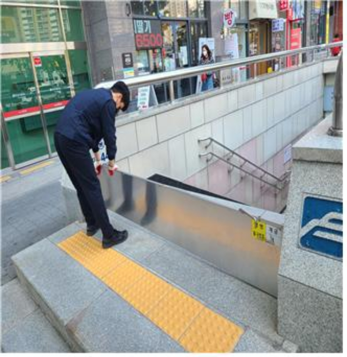 5일 제11호 태풍 '힌남노' 북상에 강수 유입을 막기위해 부산교통공사가 역사로 진입하는 계단에 차수판을 설치하고 있다. 부산 교통공사 제공