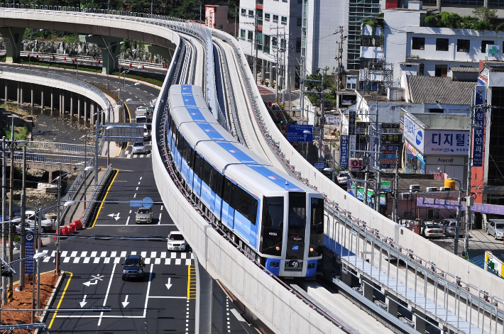 부산교통공사는 제11호 태풍 '힌남노'가 상륙할 것으로 예상되는 6일 오전 초속 30미터 이상의 강풍이 불 경우 지상구간의 열차 운행을 전면 중단하기로 했다. 사진은 부산교통공사가 운영하는 지상구간 열차. 부산교통공사 제공