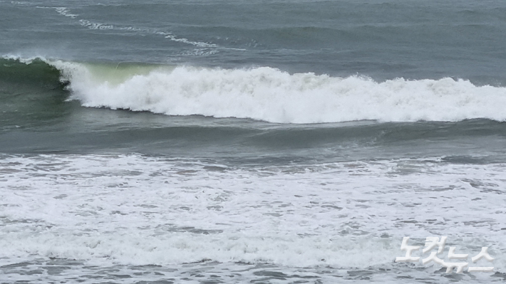 5일 제11호 태풍 '힌남노'가 북상 중인 가운데, 부산 해운대 해수욕장에 파도가 일고 있는 모습. 김혜민 수습기자