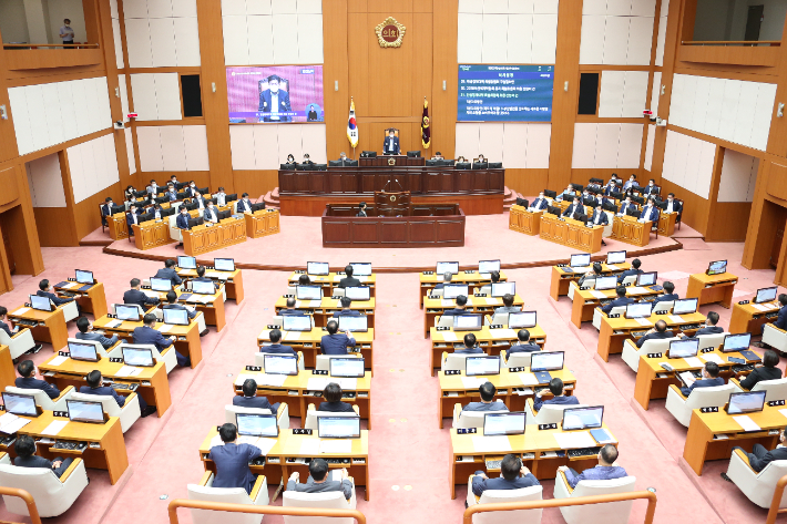 부산시의회가 부동산 조정대상지역 해제 촉구 결의안을 채택했다. 부산시의회 제공