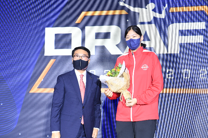 2022-2023시즌 여자부 신인 드래프트 1순위로 페퍼저축은행의 지명을 받은 체웬랍당 어르헝. 한국배구연맹