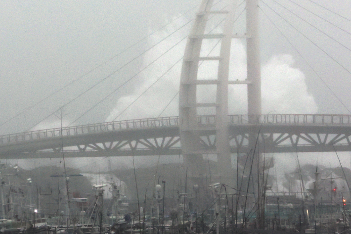 태풍 힌남노가 한반도를 향해 북상 중인 5일 오후 제주도 서귀포항 새연교 뒤로 파도가 튀어 오르고 있다. 연합뉴스