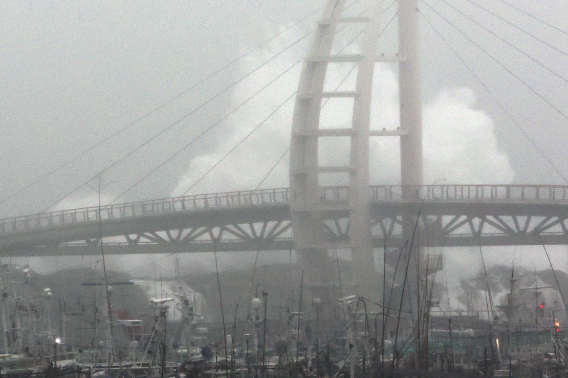 태풍 힌남노가 한반도를 향해 북상 중인 5일 오후 제주도 서귀포항 새연교 뒤로 파도가 튀어 오르고 있다. 연합뉴스
