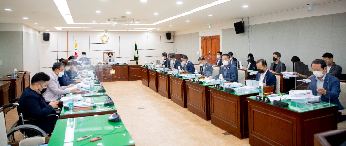 전북 김제시의회가 5일 의원간담회를 갖고 의원국외출장 공무비 전액을 반납하기로 했다. 김제시의회 제공