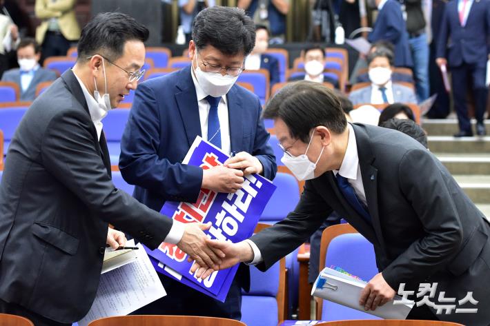 의원들과 인사하는 이재명 대표