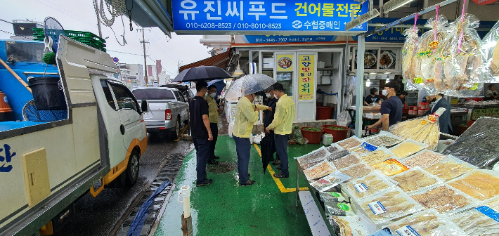 박현식 여수시 부시장이 여수의 한 수산시장에서 태풍 대비 상황을 점검하고 있다. 여수시 제공