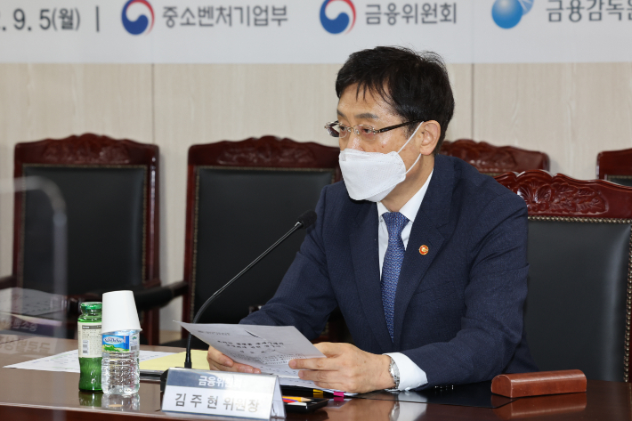 김주현 금융위원장이 5일 오전 서울 중구 대·중소기업 농어업협력재단 회의실에서 열린 '금융 현안 관련 중소기업·소상공인 업계 간담회'에서 인사말하고 있다. 연합뉴스