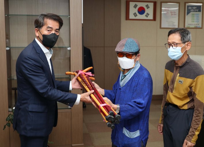 충북 보은에 거주하는 서재원(94) 옹이 5일 군청을 방문해 직접 나무를 다듬어 만든 장수지팡이를 기증하고 있다. 2015년부터 지팡이를 만들어 기부해온 그는 이날 지팡이 230개를 기증했다. 연합뉴스
