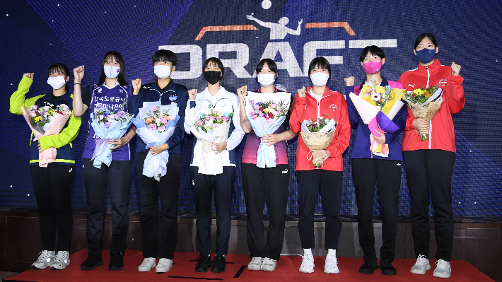 2022-2023시즌 여자부 신인 선수 드래프트 1라운드에서 지명을 받은 선수들. 한국배구연맹